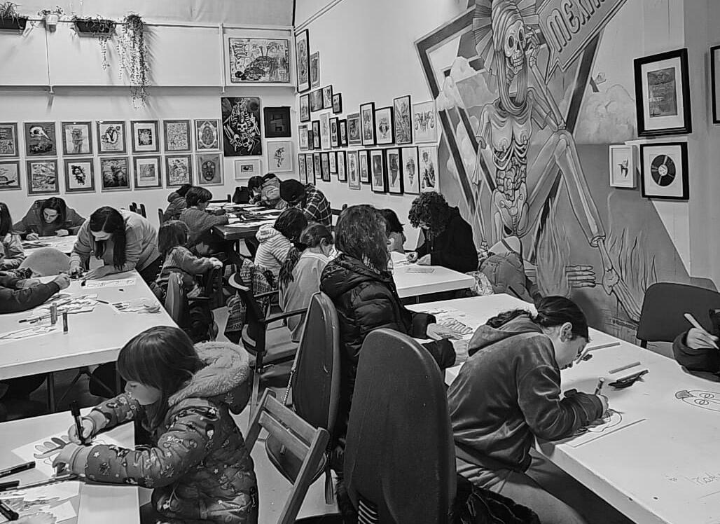 Cursos | Compartir conocimiento Clases para activar la imaginación: DJ, producción musical, audiovisuales, muralismo, dibujo, creación infantil, poesía, pensamiento visual y más. Aquí se aprende haciendo, compartiendo y soltando el miedo a crear. No hay niveles ni fórmulas: hay ganas.