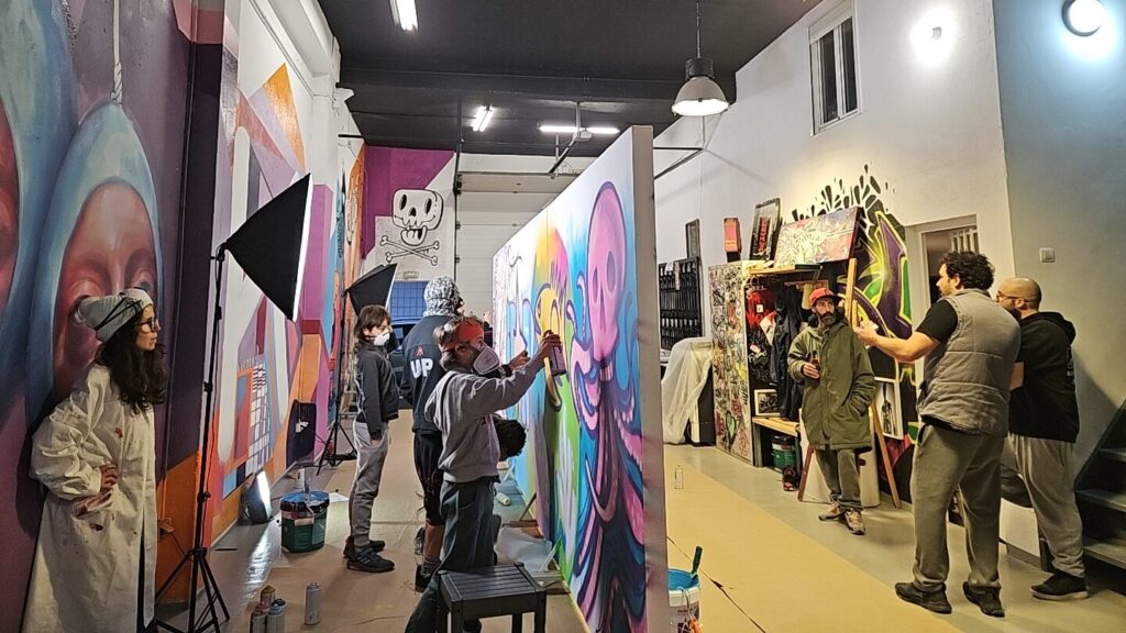 Actividad familiar, pintando en muros móviles en gran formato. Taller para txikis. 